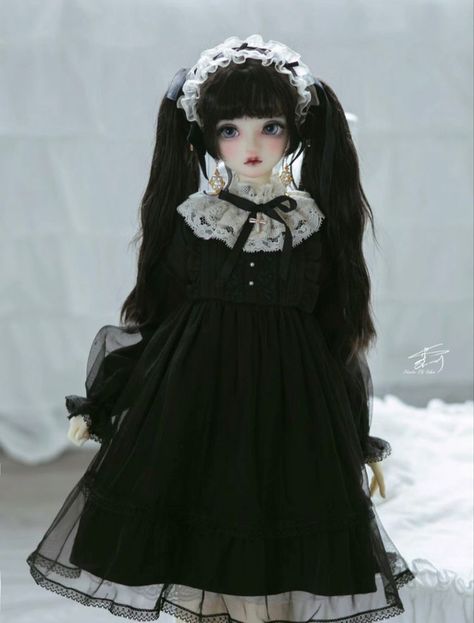 Porcelain Doll Clothes, Strangecore Aesthetic, Black Doll Aesthetic, Living Doll Aesthetic, Gothic Porcelain Doll, Creepy Doll Aesthetic, Scp Oc, Porcelain Doll Aesthetic, Porcelain Doll Costume