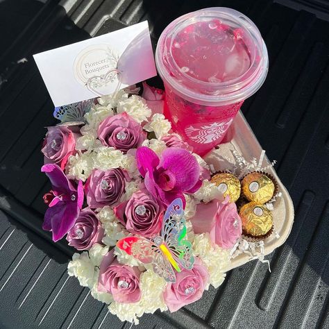 Starbucks floral cup holder🌸 DM to order🥰 @florecerbouquets | Instagram Starbucks Gift Baskets, Girly Christmas Gifts, Luxury Birthday Gifts, Homemade Gift Baskets, Personalized Gift Baskets, Appreciation Gifts Diy, Birthday Presents For Mom, Cute Gifts For Friends, Diy Gift Set