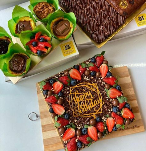 Birthday Brownies Decoration, Decorated Brownies, Birthday Cake Brownies, Birthday Brownies, Brownie Packaging, Brownies Cake, Bake Sale Packaging, Fresh Fruit Cake, Resep Brownies