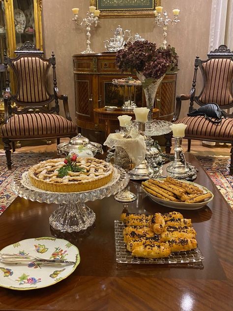 Royal Food Table, Silver Plate Decor, Bridal Boutique Interior, Tea Time Table, Dining Room Design Luxury, Vintage Tea Parties, Girls Bedroom Colors, Victorian Table, Elegant Living Room Decor