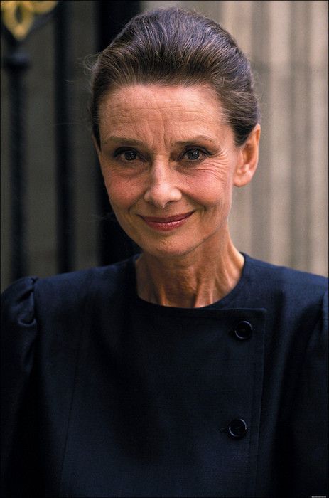 audrey hepburn. She looks beautiful as she aged with the same expression, look, as her earlier pictures. Audrey Hepburn Old, Klasik Hollywood, My Fair Lady, Catherine Deneuve, Aging Gracefully, Brigitte Bardot, Her Eyes, 인물 사진, Inspirational People