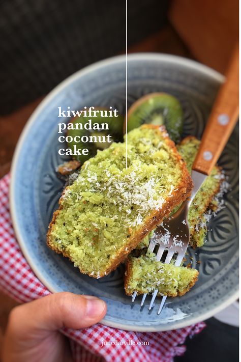 Fluffy Pandan Kiwifruit Cake with Grated Coconut Kiwi Cake, Easy Thai Recipes, Kiwi Recipes, Cinnamon Tea Cake, Valentines Food Dinner, Processor Recipes, Pie Decoration, Green Tea Cake, Cake With Coconut