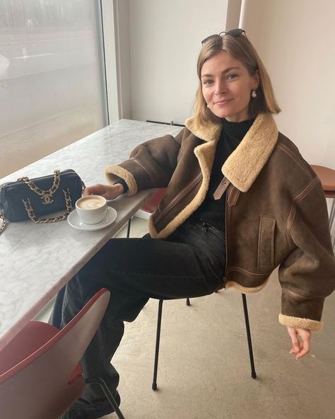 Shearling Jacket Outfit, Sherling Jacket, It Girl Fits, Ralph Lauren Looks, Jacket Trend, Warm Outfit, Seattle Trip, Travel Looks, Outfit Inspo Winter