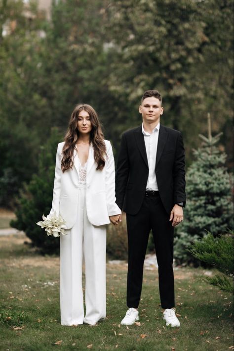 Wedding Suits Bride Female, Civil Wedding Ideas Outfits, Groom Courthouse Wedding Attire, Wedding Pantsuit The Bride Plus Size, Prenup Ideas Outfits, Minimalist Wedding Outfit, Prenup Outfit Ideas, Pre Nup Outfit Ideas, Civil Ceremony Photography