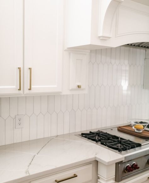 Cream Picket Tile Backsplash, Picket Tile Backsplash Kitchen Ideas, Kitchen Backsplash Grout Colors, Marble Picket Tile Backsplash, White Backsplash Ideas For Kitchen, Kitchen Backsplash Picket Tile, White Picket Tile Backsplash Kitchen, Pickett Kitchen Backsplash, White Gold Kitchen Backsplash