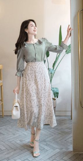 20 Korean Spring Outfits for Street Style - Yeahgotravel.com Long Summer Dress Outfits, Korean Fall Outfits, Korean Spring Outfits, Long Skirt Fashion, Korean Outfit Street Styles, Mode Turban, Korean Casual Outfits, Korean Fashion Dress, Korean Girl Fashion