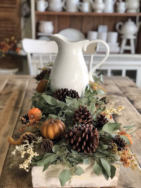 Fall Farmhouse table decor ideas. Fall Centerpieces For Table Diy, Outside Fall Decorations, Thanksgiving Table Settings Simple, Fall Centerpieces Diy, Outside Fall Decor, Halloween Front Porch Decor, Fall Thanksgiving Decor, Fall Tablescapes, Autumn Decorating