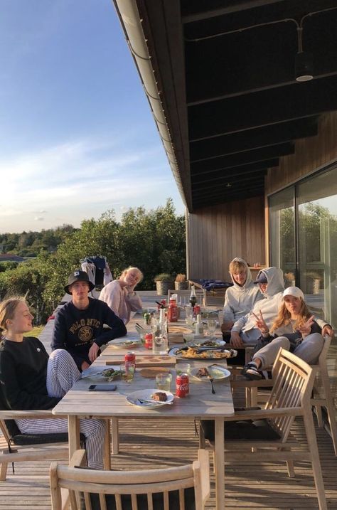 Extended Family Aesthetic, Large Family Aesthetic, Chilling With Friends Aesthetic, Drømme Liv, Photographie Inspo, Extended Family, Dream Lifestyle, Summer Dream, Friendship Goals