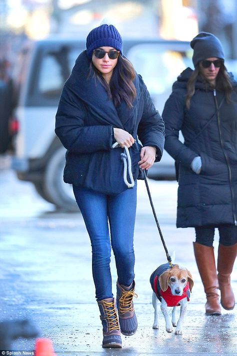 It may have been sub zero temperatures in Toronto but Meghan Markle was prepared to brave the weather in order to take her pooch to the vet Estilo Meghan Markle, Princ Harry, Meghan Markle Outfits, Prins Harry, Princess Meghan, Prinz Harry, Meghan Markle Style, Puffy Coat, Cozy Hat