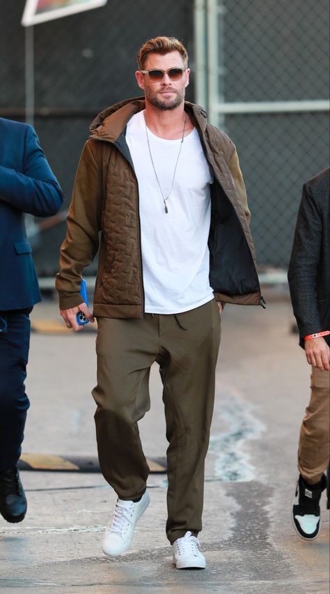 Chris Hemsworth Outfit, Chris Hemsworth Style, Tyler Rake, Casual Shirts Outfit, Strongest Avenger, Chris Hemsworth Thor, Adam Style, Guys Clothing Styles, 가을 패션