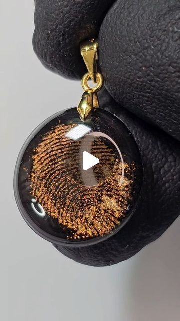 Resin Jewelry Idea, Epoxy Resin Pendant Ideas, Resin Memory Ideas, Best Resin Art, Open Bezel Resin Pendants Ideas, Diy Resin Jewelry Tutorials, Finger Print Jewelry, Diy Resin Art Ideas, Cute Resin Art