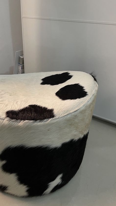 Cow Print Furniture, Cowhide Aesthetic, Ottoman Aesthetic, Cow Print Aesthetic, Receipt Design, Modern Interior Style, 70s Room, Cowhide Decor, Mid Century Modern Interior Design