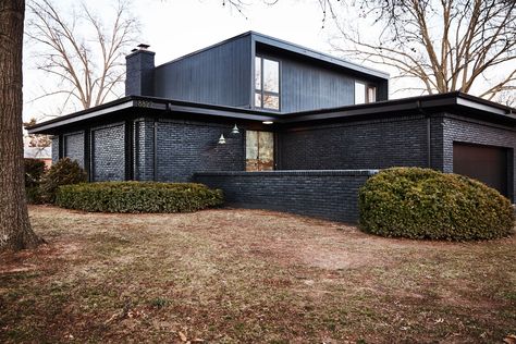 Midcentury Modern House Exterior, Mid Century Modern House Exterior, Modern Brick House, Mid Century Exterior, 1970s Home, Mcm House, Sunken Living Room, Store Owner, Brick And Wood