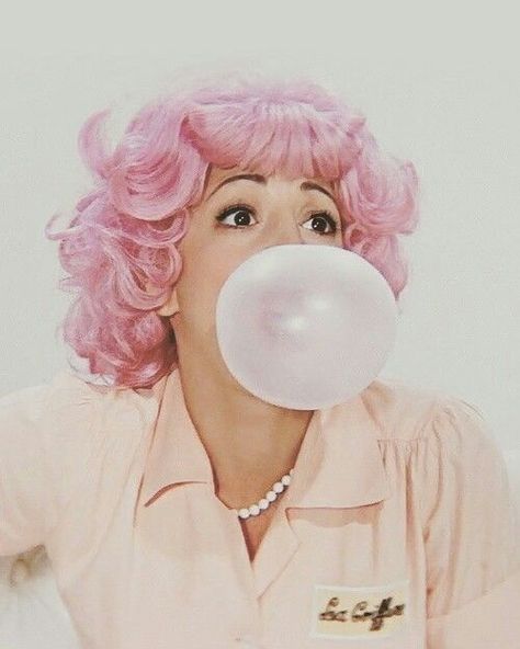 Greece Movie, Grease 1978, Blowing Bubble Gum, Insta Aesthetic, Blowing Bubbles, Pink Bubbles, Vintage Rock, Heritage Fashion, Aesthetic Images