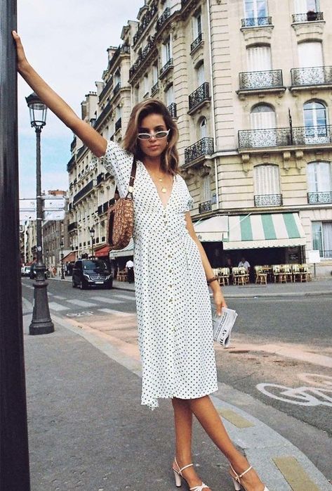 The 8 Summer Dresses That Are In Every French Girl's Closet Style Chic Parisien, Outfit Designer, Parisian Outfits, Style Parisienne, French Women Style, Parisienne Chic, Parisian Chic Style, Parisian Women, Jeanne Damas