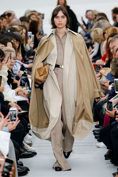 Since her debut catwalk collection in 2009, Céline Creative Director Catwalk Collection, Phoebe Philo, 가을 패션, Runway Collection, Fashion 2018, Fashion Show Collection, Inspiration Mode, Mode Inspiration, French Fashion