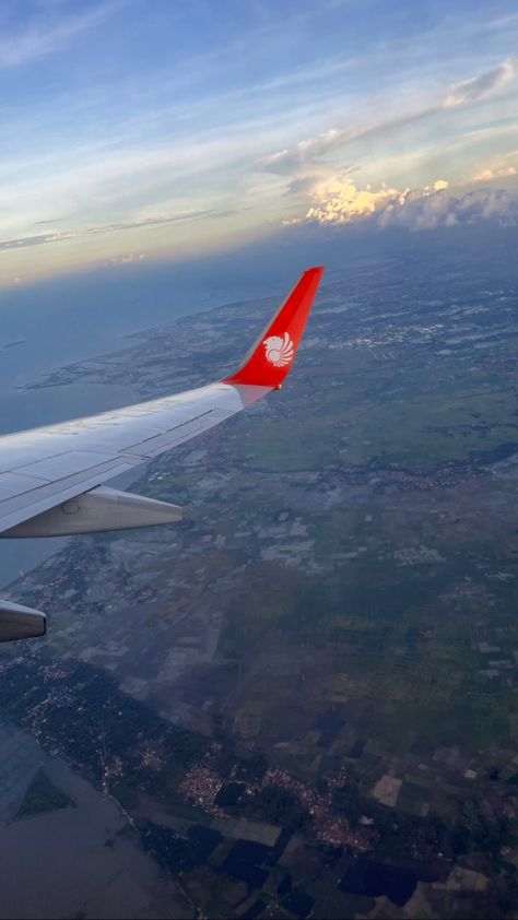 Pesawat Lion Air, Aesthetic Airplane, Lion Air, Airplane Travel, Random Pics, Dream Board, Travel Aesthetic, Airplane View, Lion