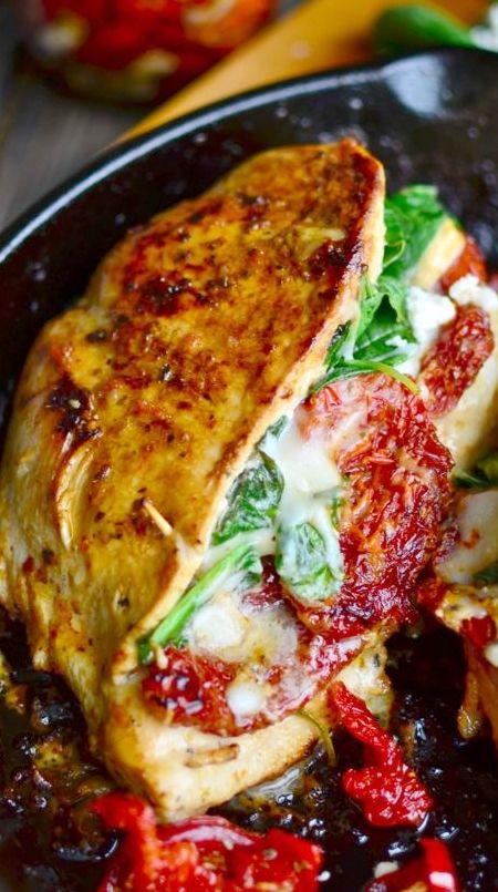 Juicy chicken breasts stuffed with spinach, cheese, and sundried tomatoes! Super quick and easy meal! Cheese Marinade, Spinach And Cheese Stuffed Chicken, Tomato Vinaigrette, Tomato Spinach, Spinach Cheese, Cheese Stuffed Chicken, Sundried Tomatoes, Sundried Tomato, Vinaigrette Dressing