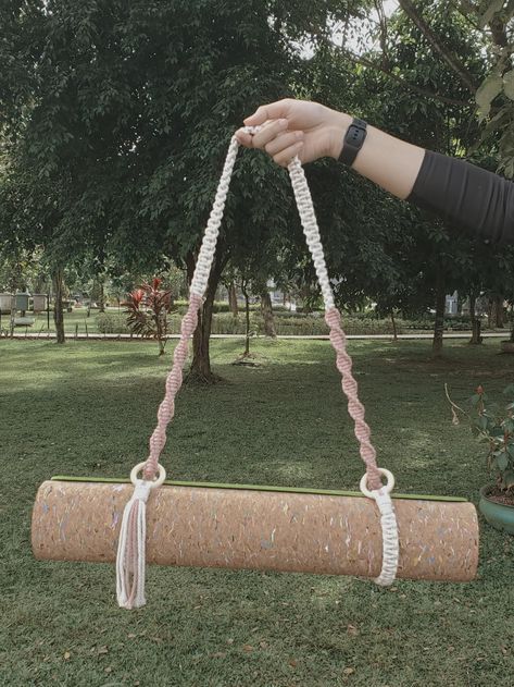 Yoga Strap Macrame, Macrame Yoga Mat Holder, Simpul Makrame, Meditation Accessories, Macrame Knots Tutorial, Yoga Mat Strap, Lucet, Macrame Knots Pattern, Macrame Wall Hanging Diy