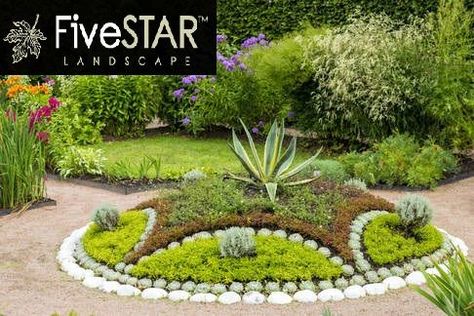 Beautiful Gardens Landscape, Taman Diy, Garden Edging Ideas, Front Yard Garden Design, Desain Lanskap, Edging Ideas, Flower Garden Design, Plant Garden, Rock Garden Landscaping