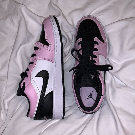 Jordan 1 Low Pink, Nike Mid, Pink Jordans, Nike Shoes Girls, Under Armour Running, Jordan Shoes Retro, Nike Air Shoes, Hype Shoes, Shoe Inspo