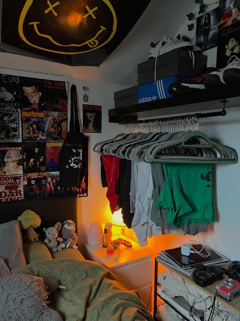 room inspo, posters, band posters, downtown room, lights, plants Guys Room Ideas Aesthetic, Room Decor Ideas Goth, Cool Shelves Bedroom, Room Decor Tomboy, Skater Dorm Room, Cool Guy Rooms, Guys Aesthetic Room, Street Wear Room Aesthetic, Masc Room Aesthetic