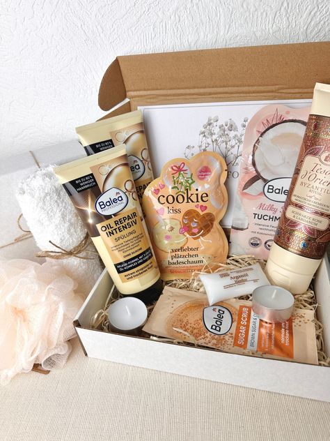 Brown Wellness Geschenkbox M Das bekommst du: - Personalisierte Wunschnachricht mit bis zu 150 Zeichen - Tesori | Schwarze Rose & Labdanum Cremedusche - Balea | Oil Repair Shampoo  - Balea | Oil Repair Spülung - Balea | Sugar Scrub - Balea | Milky Kokos Tuchmaske - Treaclemoon | Cookie Kiss Badeschaum  - Haarkurkissen Arganöl - Handtuch (30 x 30 cm) - Massageschwamm weiß - Teelicht weiß (2x) Weitere Informationen für dich: Die Geschenkbox wird in unserem Standardversand in Kraftpapier eingewicke Gift Idea For Christmas, Mum Christmas Gifts, Christmas Box Gift, Christmas Self Care, Present Best Friend, Crafty Christmas Gifts, Preppy Gifts, Birthday Presents For Mom, Birthday Basket