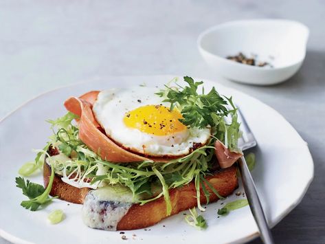 Star Los Angeles chef Suzanne Goin has perfected this outstanding open-faced sandwich—a cross between a frisee salad and a croque monsieur—topped with a sunny-side-up egg. Brioche Recipe, Best Brunch Recipes, Easter Brunch Food, Egg Recipes For Breakfast, Christmas Breakfast, Egg Breakfast, Easter Brunch, Breakfast Brunch Recipes, Breakfast Sandwich