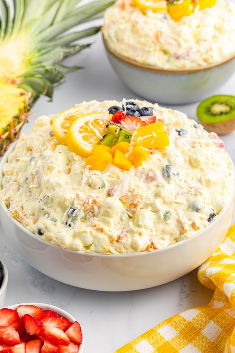 Packed full of island flavours, our easy tropical fruit fluff salad recipe is a perfect dessert or side dish for any occasion! Fruit Sides Dishes, Tropical Salad Recipes, Fruit Fluff Salad, Hawaiian Salad Recipes, Tropical Fruit Recipes, Fruit Fluff, Cream Fruit Salad, Hawaiian Salad, Weight Watchers Salad