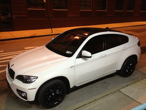 Alpine white X6 with black rims White Suv With Black Rims, Bmw X6 White, Bmw X6 2017, Bmw M3 Black, Black Rims Jeep, X4 Bmw, X6 Bmw, Bmw X6m, Bmw White