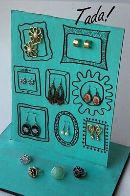 DIY - Such a cute way to display earrings!  Made with cardboard. Jewerly Display, Craft Fair Booth Display, Jewerly Displays, Mens Jewerly, Craft Fairs Booth, Craft Stalls, Diy Jewelry Display, Craft Fair Displays, Craft Display