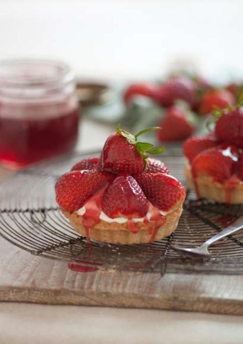 my favourite strawberry tart Strawberry Tarts Recipe, Strawberry Tarts, Christmas Log, My French Country Home, Strawberry Tart, Summer Baking, French Country Home, Homemade Whipped Cream, Köstliche Desserts