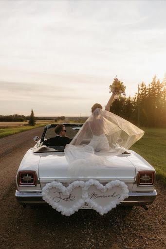 30 Things That Are Often Missed When Planning a Destination Wedding Just Married Photoshoot, Brides Checklist, Luxury White Wedding, Wedding Getaway Car, Just Married Sign, Planning List, Just Married Car, Vintage Car Wedding, Wedding Planner Book