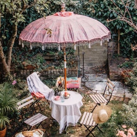 East London Parasol Co. on Instagram: “Finally in pink with the Stevie parasol- a masterpiece of handpainted, handcrafted, hand carved gorgeousness 💗 available for preorder on…” Garden Parasol, Photo Deco, Deco Nature, Garden Umbrella, Garden Parasols, Boho Garden, Have Inspiration, Lotus Design, Pink Garden