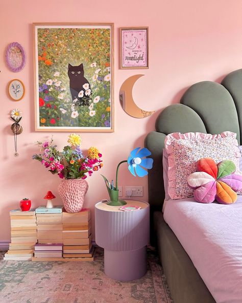 Teen Girls Bedroom Decor Ideas, Pilates Food, Soft Green Bedroom, Groovy Bedroom, Teen Girls Bedroom, Funky Bedroom, Girls Bedroom Decor Ideas, Emily May, Colorful Bedroom Decor