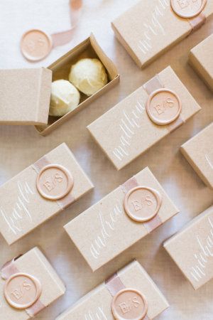 chocolate truffle favors | Photography: Jessica Blex Useful Wedding Favors, Modern Wedding Favors, Wedding Favour Ideas, Homemade Wedding Favors, Wedding Welcome Gifts, Wedding Favors Ideas, Creative Wedding Favors, Inexpensive Wedding Favors, Chocolate Wedding Favors