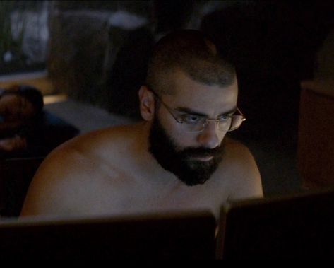 Oscar Isaac as Nathan Bateman in "Ex Machina" (2015) Ex Machina Aesthetic, Nathan Bateman, Oscar Isaac Kiss, Ex Machina Nathan, Ex Machina Oscar Isaac, Oscar Isaac Ex Machina, Oscar Isaac Annihilation, Oscar Isaac In A Suit, Scenes From A Marriage Oscar Isaac