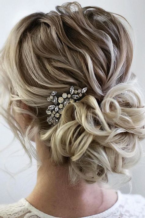 One wedding hairstyle feels elegant for brides with textured hair. I love capturing this style for bridal sessions. Keep it to your curly hair collection. Bride Hairstyles Short Hair, Short Hair Bridal Styles, Low Updo Wedding Hair, Short Hair Bridal, Short Bridal Hair, Low Updo, Romantic Wedding Hair, Curly Wedding Hair, Bridal Hair Inspiration