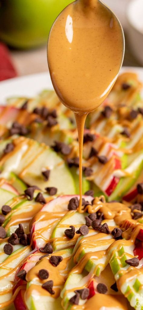 Apple Nachos Recipe, Apple Nachos, Smooth Peanut Butter, Chocolate Apples, Movie Night Snacks, Apple And Peanut Butter, Delicious Appetizer Recipes, Cheap Healthy Meals, Popcorn Chicken