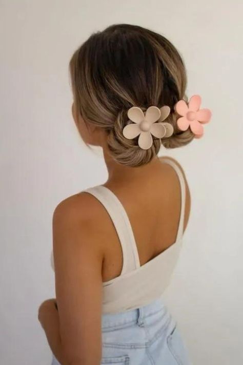 Flower Clips Space Buns Best Hairspray, Hello Hair, Clip Hairstyles, Peinados Fáciles Para Cabello Corto, Haircuts Straight Hair, Sweet Floral, Protective Hairstyles, Bun Hairstyles, Buns