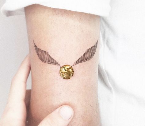 Kozo Tattoo, Golden Snitch Tattoo, Small Side Tattoos, Snitch Tattoo, Tattoos Masculinas, Harry Tattoos, Hp Tattoo, Simple Tattoos For Women, Small Girly Tattoos