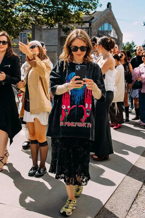 Copenhagen Street Style Summer, Graphic Tees Street Style, Copenhagen Fashion Week Street Style, Copenhagen Street Style, Campaign Fashion, Street Style Photos, Copenhagen Fashion, Vogue Us, Ootd Dress