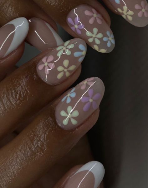 Cute Short Acrylic Nails Almond Spring, Almond Acrylic Nails Flower Designs, Easter Nails Flowers, Simple Flower Almond Nails, Simple Nail Ideas For Summer Almond, Medium Almond Nails Spring, Easter Short Acrylic Nails, Cute Dainty Nail Designs, Flower Easter Nails