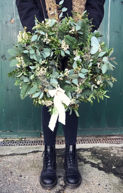 Winter greenery wreath Diy Christmas Decorations For Home, Winter Greenery, Fleurs Diy, Christmas Door Wreaths, Xmas Wreaths, Greenery Wreath, Christmas Flowers, Deco Floral, Noel Christmas