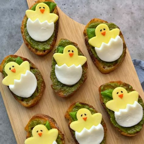 Easter Chick Crostini - Cute Savory Easter Appetizer Recipe Savoury Easter Food, Festive Easter Appetizers, Spring Crostini Recipes, Summer Crostini, Deviled Egg Chicks Easter, Easter Appetizer, Easter Food Appetizers, Easter Appetizers, Funny Fruit