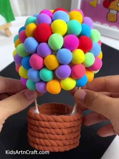 Amazing Hot-air Balloon Clay Craft Step by Step Tutorial For Kids Check more at https://www.kidsartncraft.com/hot-air-balloon-clay-craft-tutorial/ Polymer Clay Hot Air Balloon, Clay Hot Air Balloon, Hot Air Ballon Craft Diy, Thermocol Craft, Ball Craft, Balloon Craft, Hot Air Balloon Craft, January Colors