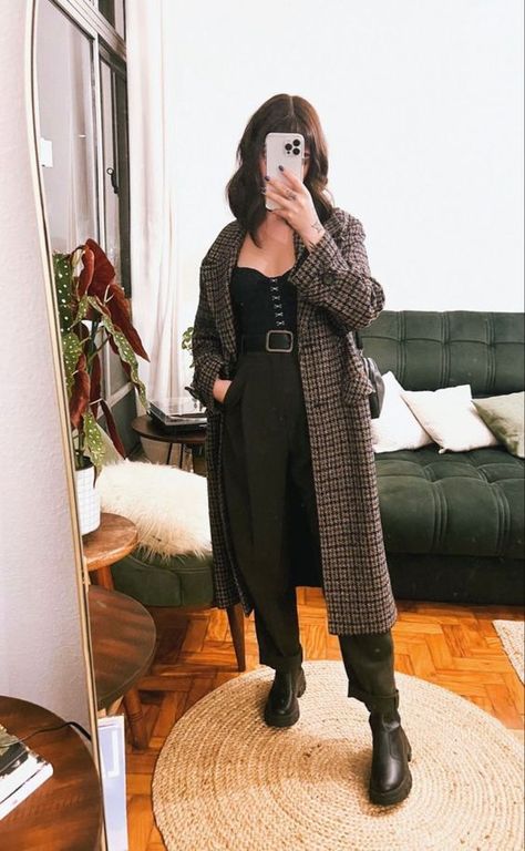 Classic Style Women Midsize, Classic Casual Edgy Style, Femenine Outfits Fall, Classic Alternative Style, Curvy Academia Fashion, Dark Academia Outfit Curvy, Dark Feminine Plus Size Outfits, Dark Moody Outfits, Dark Feminine Outfits Midsize