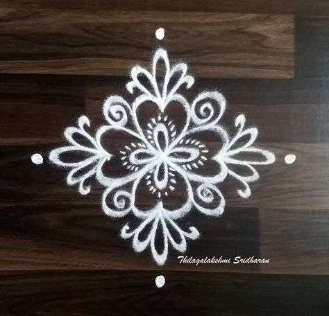 Simple Rangilo Design Latest, Rangoli Side Designs Latest, Small Rangoli Design For Daily Flowers, Mugullu Rangoli Designs Simple, Short Rangoli Designs, Mugulu Simple, Easy Muggulu Designs, Rongali Design, Simple Rangoli Images