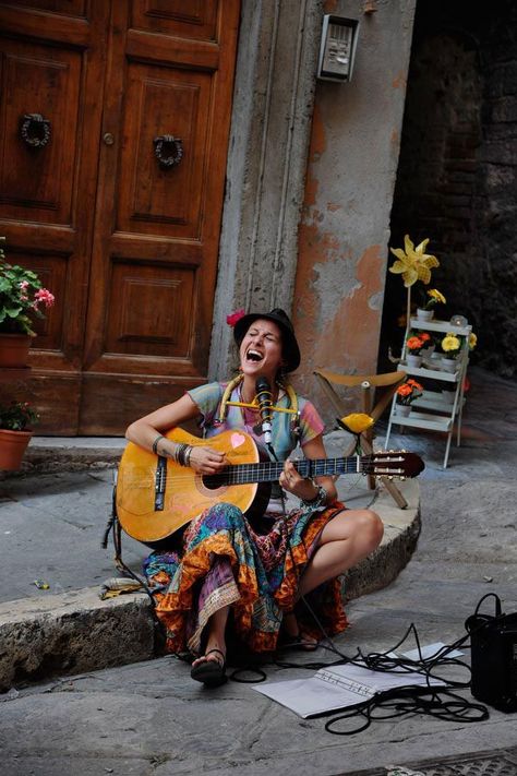 Steve Mccurry Photos, Street Musicians, Street Musician, Steve Mc, Steve Mccurry, Afghan Girl, Marcel Proust, Universal Language, We Are The World