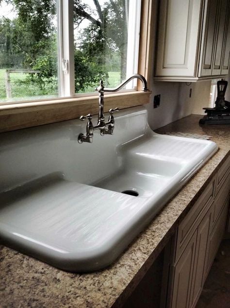 Vintage Kitchen Sink, Vintage Sink, Best Kitchen Sinks, Kitchen Sink Design, Farm Sink, Primitive Kitchen, Farmhouse Sink Kitchen, Sink Design, Kitchen Remodeling Projects